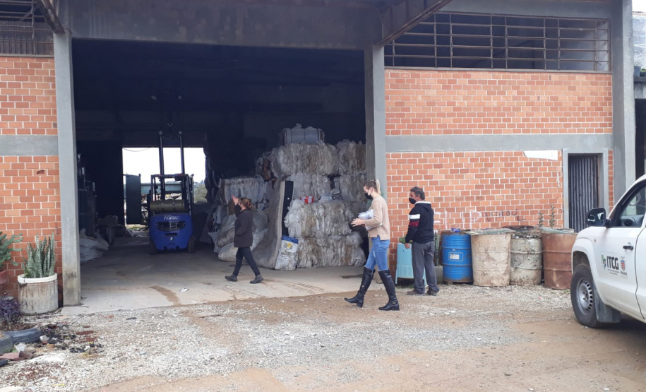 A Secretaria de Estado do Desenvolvimento Sustentável e do Turismo entregou 2.185 máscaras de pano para 29 cooperativas de materiais reciclados de 24 municípios paranaenses. A ação busca proteger os catadores de materiais recicláveis durante a pandemia do Covid-19. O repasse aconteceu a partir de segunda-feira (01). Foto: Divulgação/SEDEST