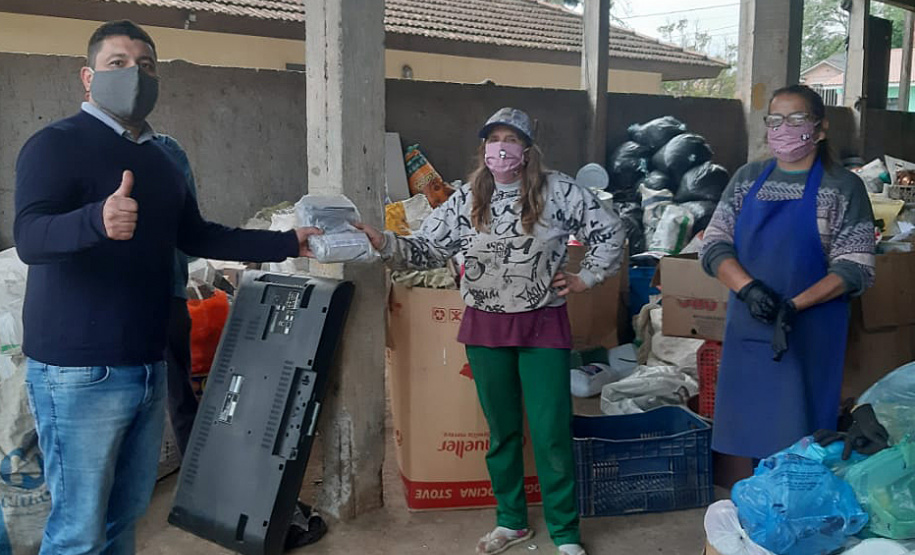 A Secretaria de Estado do Desenvolvimento Sustentável e do Turismo entregou 2.185 máscaras de pano para 29 cooperativas de materiais reciclados de 24 municípios paranaenses. A ação busca proteger os catadores de materiais recicláveis durante a pandemia do Covid-19. O repasse aconteceu a partir de segunda-feira (01). Foto: Divulgação/SEDEST