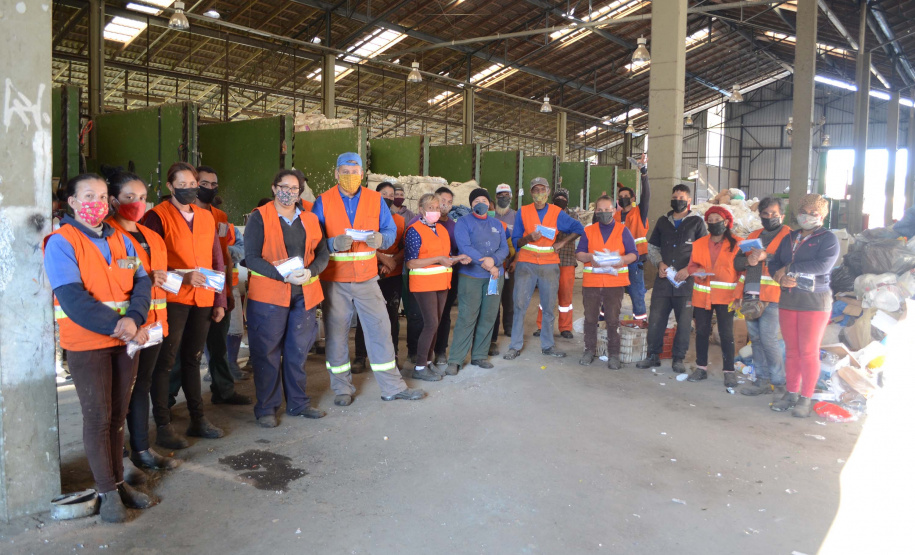 A Secretaria de Estado do Desenvolvimento Sustentável e do Turismo entregou 2.185 máscaras de pano para 29 cooperativas de materiais reciclados de 24 municípios paranaenses. A ação busca proteger os catadores de materiais recicláveis durante a pandemia do Covid-19. O repasse aconteceu a partir de segunda-feira (01). Foto: Divulgação/SEDEST