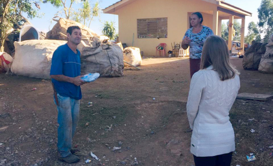 A Secretaria de Estado do Desenvolvimento Sustentável e do Turismo entregou 2.185 máscaras de pano para 29 cooperativas de materiais reciclados de 24 municípios paranaenses. A ação busca proteger os catadores de materiais recicláveis durante a pandemia do Covid-19. O repasse aconteceu a partir de segunda-feira (01). Foto: Divulgação/SEDEST