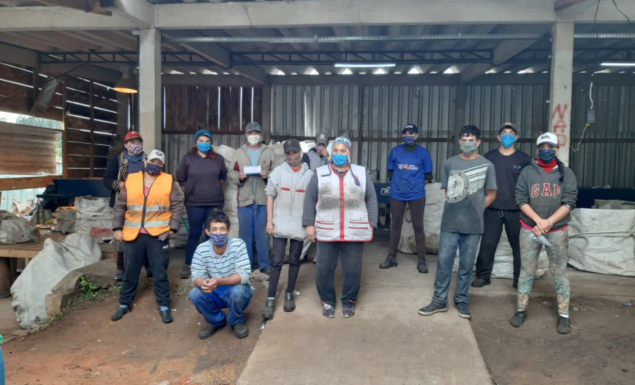 A Secretaria de Estado do Desenvolvimento Sustentável e do Turismo entregou 2.185 máscaras de pano para 29 cooperativas de materiais reciclados de 24 municípios paranaenses. A ação busca proteger os catadores de materiais recicláveis durante a pandemia do Covid-19. O repasse aconteceu a partir de segunda-feira (01). Foto: Divulgação/SEDEST