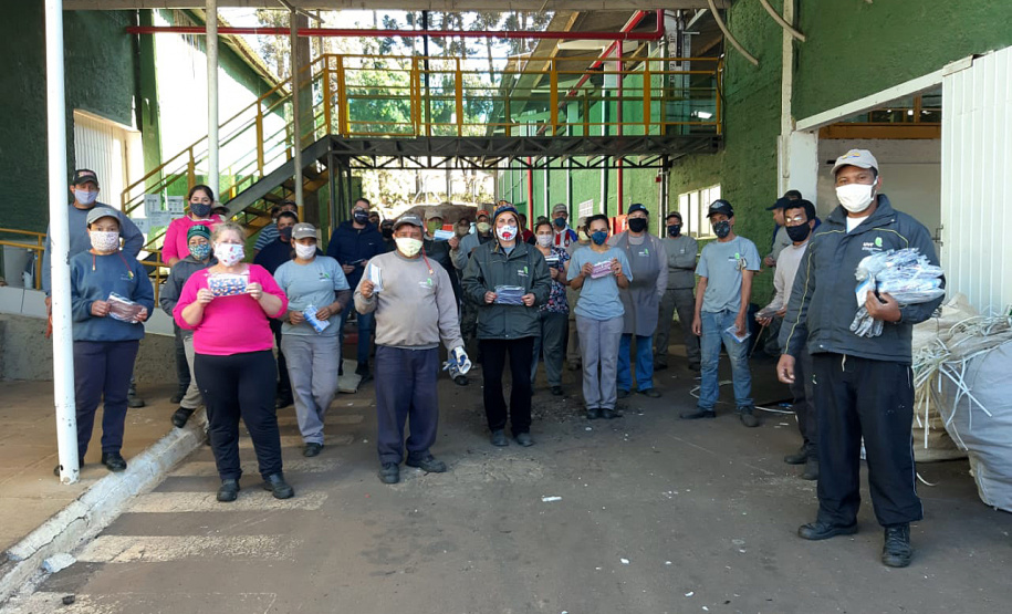 A Secretaria de Estado do Desenvolvimento Sustentável e do Turismo entregou 2.185 máscaras de pano para 29 cooperativas de materiais reciclados de 24 municípios paranaenses. A ação busca proteger os catadores de materiais recicláveis durante a pandemia do Covid-19. O repasse aconteceu a partir de segunda-feira (01). Foto: Divulgação/SEDEST