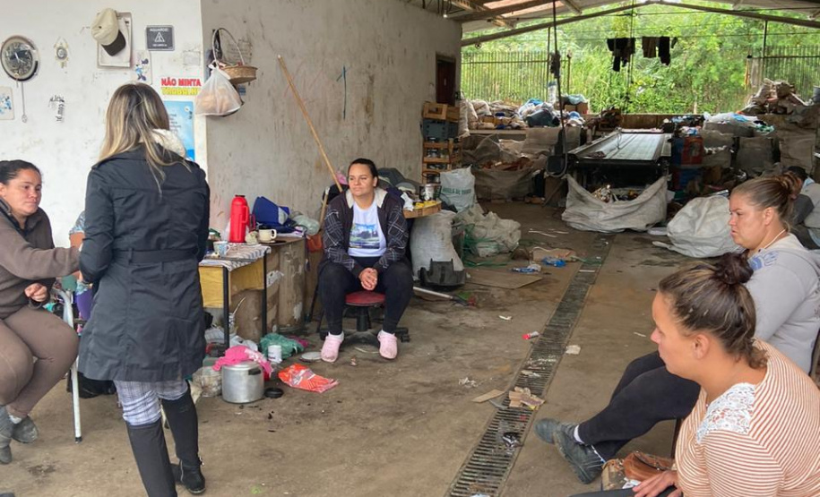 A Secretaria de Estado do Desenvolvimento Sustentável e do Turismo entregou 2.185 máscaras de pano para 29 cooperativas de materiais reciclados de 24 municípios paranaenses. A ação busca proteger os catadores de materiais recicláveis durante a pandemia do Covid-19. O repasse aconteceu a partir de segunda-feira (01). Foto: Divulgação/SEDEST