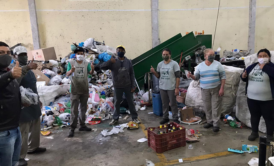 A Secretaria de Estado do Desenvolvimento Sustentável e do Turismo entregou 2.185 máscaras de pano para 29 cooperativas de materiais reciclados de 24 municípios paranaenses. A ação busca proteger os catadores de materiais recicláveis durante a pandemia do Covid-19. O repasse aconteceu a partir de segunda-feira (01). Foto: Divulgação/SEDEST