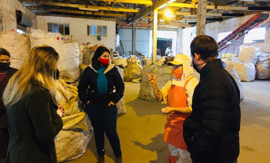 A Secretaria de Estado do Desenvolvimento Sustentável e do Turismo entregou 2.185 máscaras de pano para 29 cooperativas de materiais reciclados de 24 municípios paranaenses. A ação busca proteger os catadores de materiais recicláveis durante a pandemia do Covid-19. O repasse aconteceu a partir de segunda-feira (01). Foto: Divulgação/SEDEST