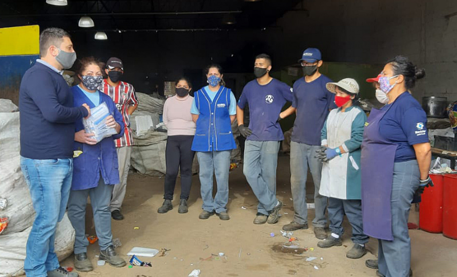 A Secretaria de Estado do Desenvolvimento Sustentável e do Turismo entregou 2.185 máscaras de pano para 29 cooperativas de materiais reciclados de 24 municípios paranaenses. A ação busca proteger os catadores de materiais recicláveis durante a pandemia do Covid-19. O repasse aconteceu a partir de segunda-feira (01). Foto: Divulgação/SEDEST