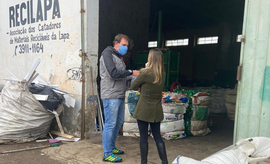 A Secretaria de Estado do Desenvolvimento Sustentável e do Turismo entregou 2.185 máscaras de pano para 29 cooperativas de materiais reciclados de 24 municípios paranaenses. A ação busca proteger os catadores de materiais recicláveis durante a pandemia do Covid-19. O repasse aconteceu a partir de segunda-feira (01). Foto: Divulgação/SEDEST