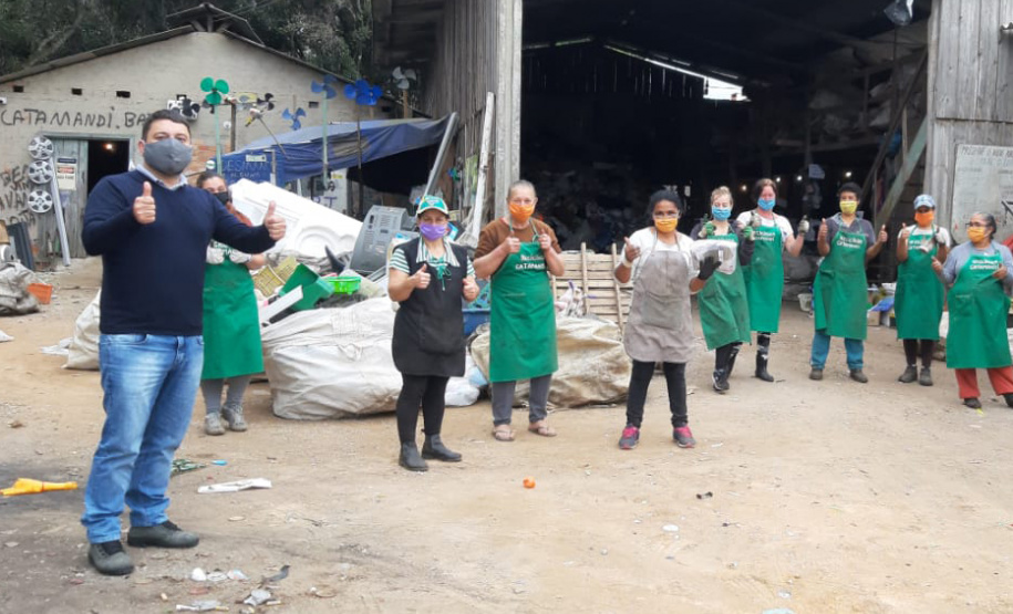 A Secretaria de Estado do Desenvolvimento Sustentável e do Turismo entregou 2.185 máscaras de pano para 29 cooperativas de materiais reciclados de 24 municípios paranaenses. A ação busca proteger os catadores de materiais recicláveis durante a pandemia do Covid-19. O repasse aconteceu a partir de segunda-feira (01). Foto: Divulgação/SEDEST