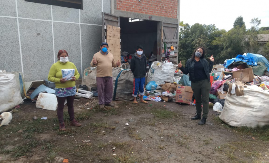 A Secretaria de Estado do Desenvolvimento Sustentável e do Turismo entregou 2.185 máscaras de pano para 29 cooperativas de materiais reciclados de 24 municípios paranaenses. A ação busca proteger os catadores de materiais recicláveis durante a pandemia do Covid-19. O repasse aconteceu a partir de segunda-feira (01). Foto: Divulgação/SEDEST