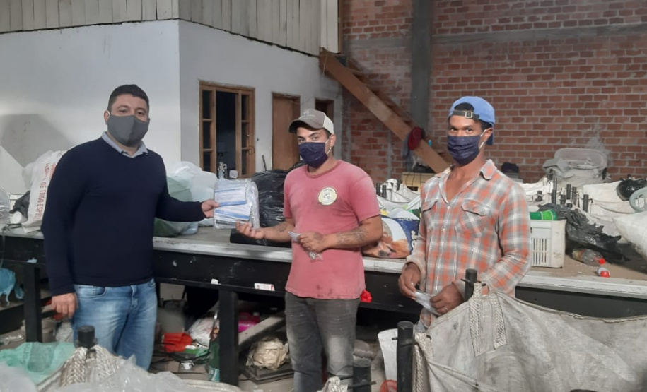 A Secretaria de Estado do Desenvolvimento Sustentável e do Turismo entregou 2.185 máscaras de pano para 29 cooperativas de materiais reciclados de 24 municípios paranaenses. A ação busca proteger os catadores de materiais recicláveis durante a pandemia do Covid-19. O repasse aconteceu a partir de segunda-feira (01). Foto: Divulgação/SEDEST