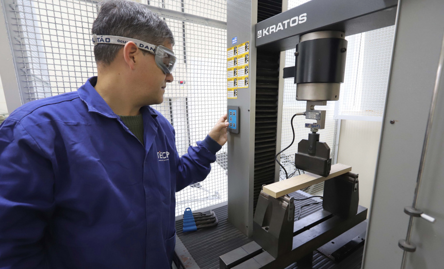 Empresas dos setores de setores de metal-mecânica e madeira, por exemplo, podem contar com ensaios do Tecpar na área de tecnologia de materiais. Foto:Arnaldo Alves/AEN