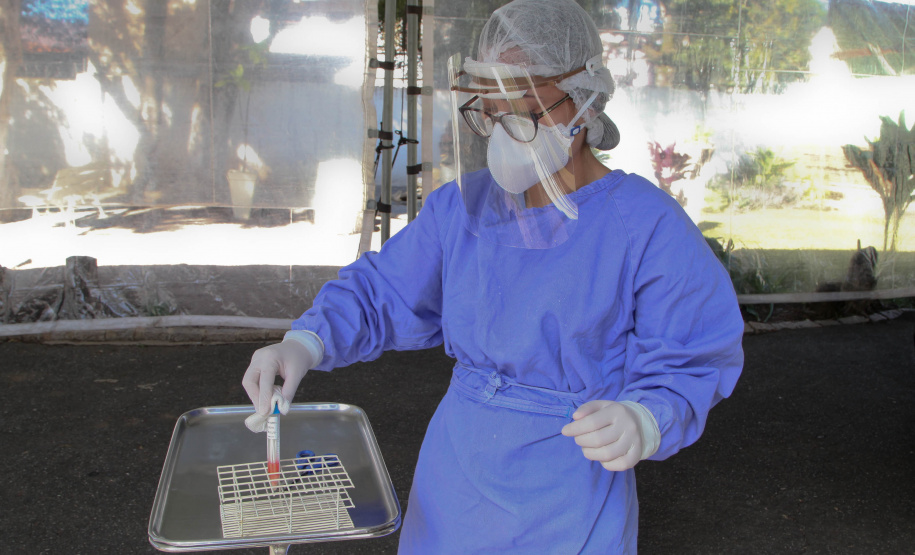 Draive-Thru Hospital Osvaldo Cruz faz coleta de amostras do covid-19 em sistema de draive-thru. Foto: Ari Dias/AEN.
