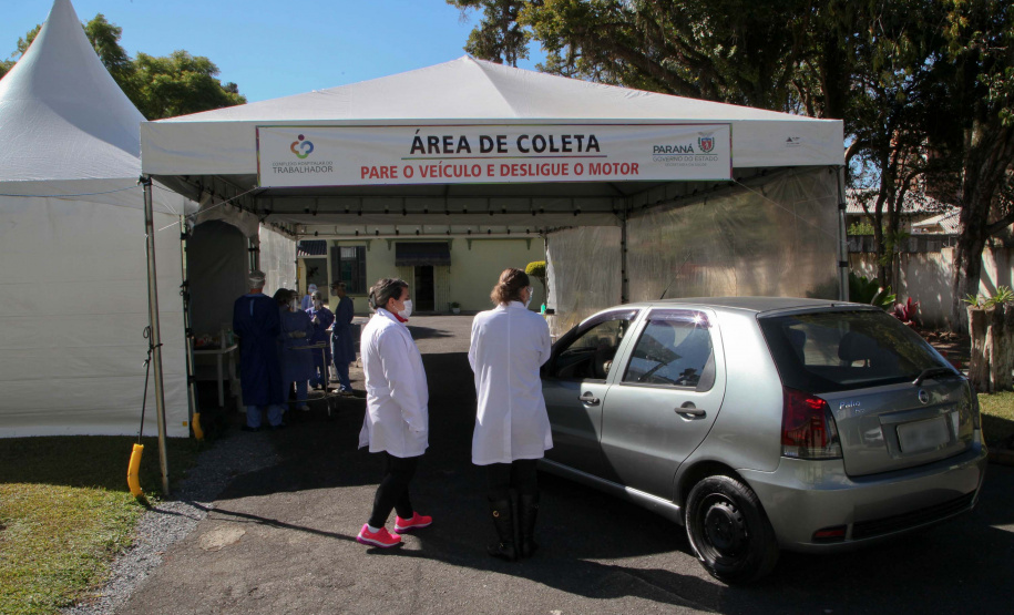 Draive-Thru Hospital Osvaldo Cruz faz coleta de amostras do covid-19 em sistema de draive-thru. Foto: Ari Dias/AEN.