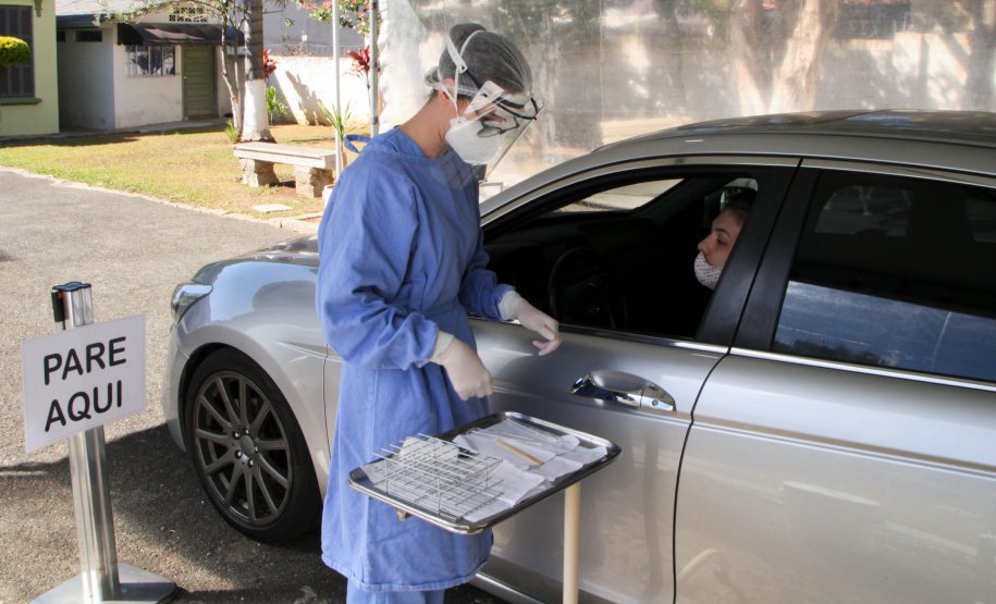 Draive-Thru Hospital Osvaldo Cruz faz coleta de amostras do covid-19 em sistema de draive-thru. Foto: Ari Dias/AEN.