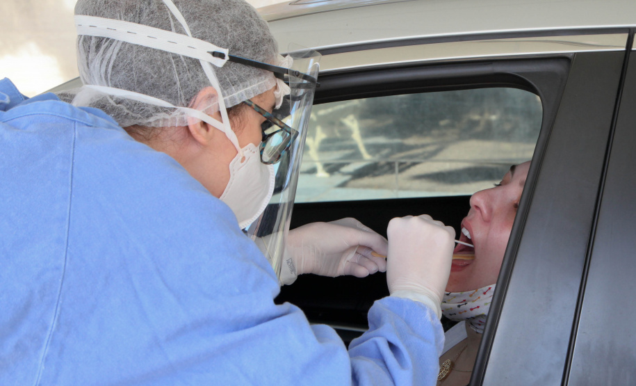 Draive-Thru Hospital Osvaldo Cruz faz coleta de amostras do covid-19 em sistema de draive-thru. Foto: Ari Dias/AEN.