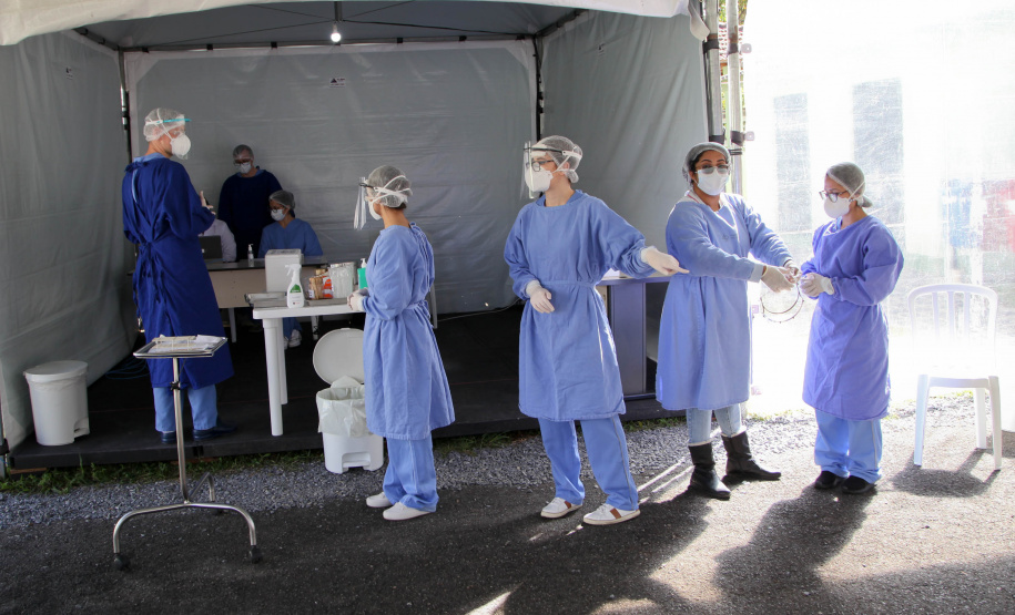 Draive-Thru Hospital Osvaldo Cruz faz coleta de amostras do covid-19 em sistema de draive-thru. Foto: Ari Dias/AEN.
