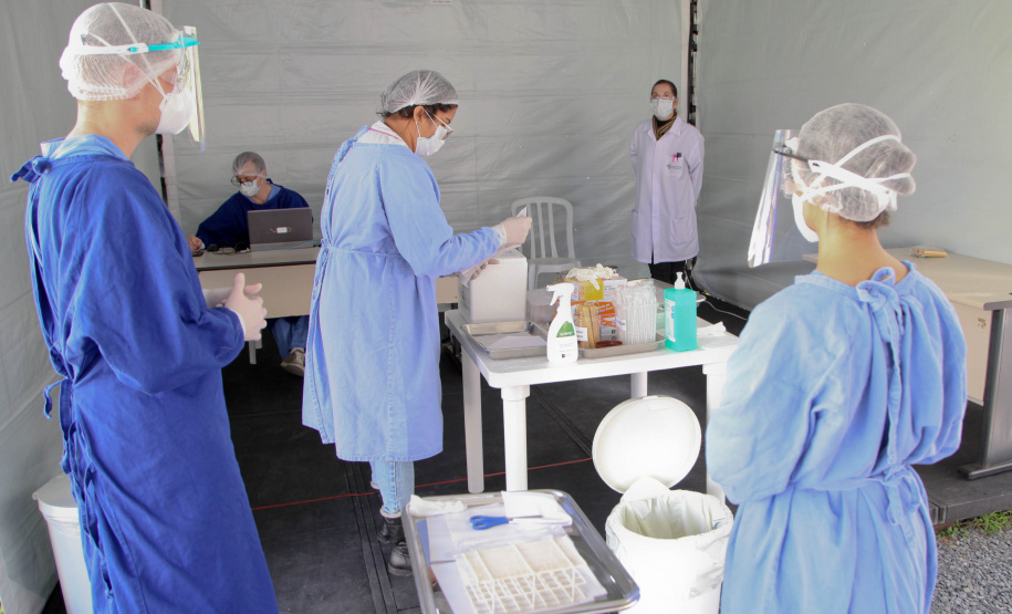 Draive-Thru Hospital Osvaldo Cruz faz coleta de amostras do covid-19 em sistema de draive-thru. Foto: Ari Dias/AEN.