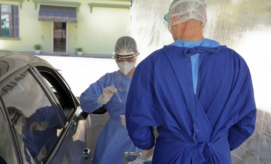 Draive-Thru Hospital Osvaldo Cruz faz coleta de amostras do covid-19 em sistema de draive-thru. Foto: Ari Dias/AEN.