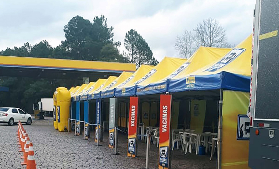 Sesa realiza ação para caminhoneiros, motoristas e viajantes em Campina Grande do Sul. FOTO:SESA