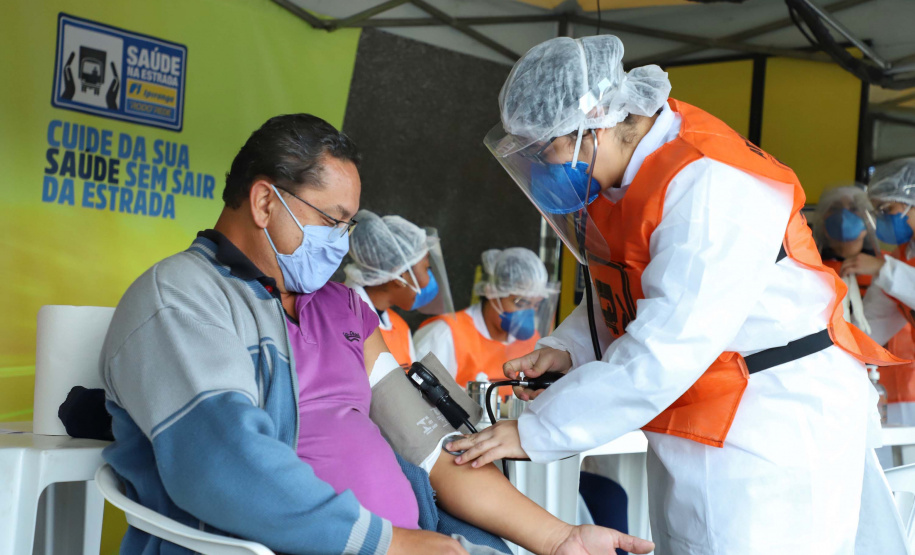 de proteção e prevenção aos profissionais que cortam as rodovias do Paraná garantindo o abastecimento das famílias, inclusive durante a pandemia de coronavírus.  
Foto: José Fernando Ogura/AEN