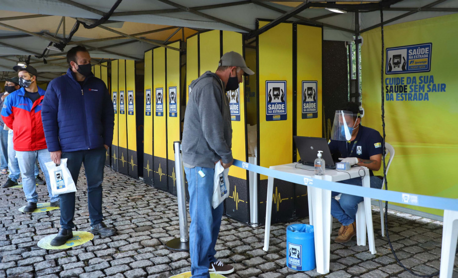 de proteção e prevenção aos profissionais que cortam as rodovias do Paraná garantindo o abastecimento das famílias, inclusive durante a pandemia de coronavírus.  
Foto: José Fernando Ogura/AEN