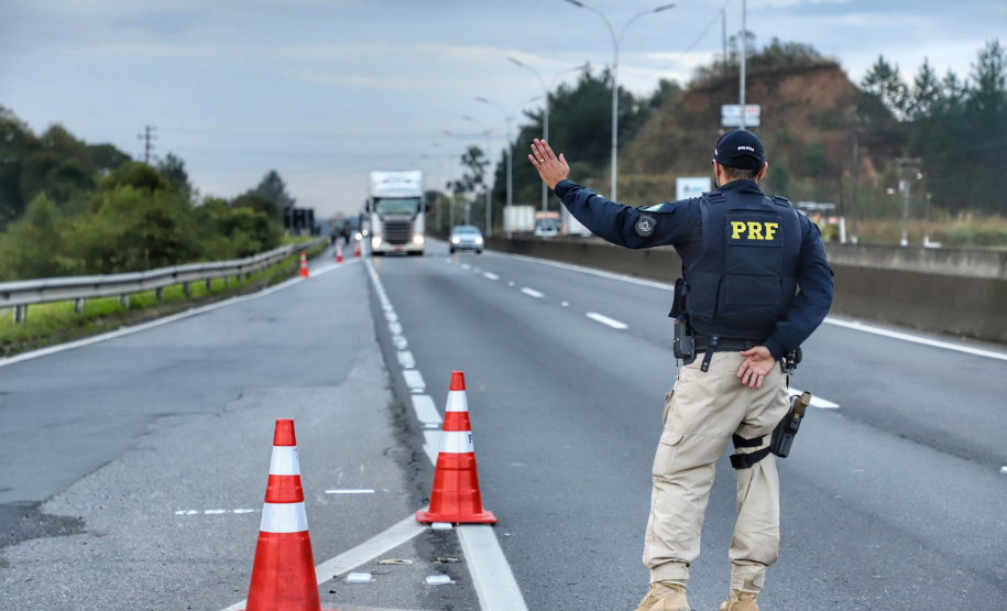 de proteção e prevenção aos profissionais que cortam as rodovias do Paraná garantindo o abastecimento das famílias, inclusive durante a pandemia de coronavírus.  
Foto: José Fernando Ogura/AEN