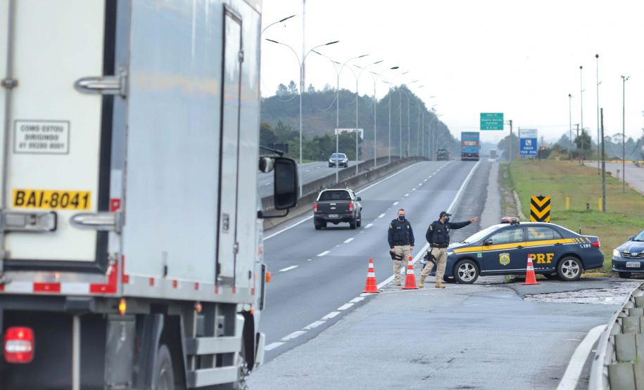 de proteção e prevenção aos profissionais que cortam as rodovias do Paraná garantindo o abastecimento das famílias, inclusive durante a pandemia de coronavírus.  
Foto: José Fernando Ogura/AEN