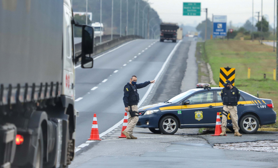 de proteção e prevenção aos profissionais que cortam as rodovias do Paraná garantindo o abastecimento das famílias, inclusive durante a pandemia de coronavírus.  
Foto: José Fernando Ogura/AEN