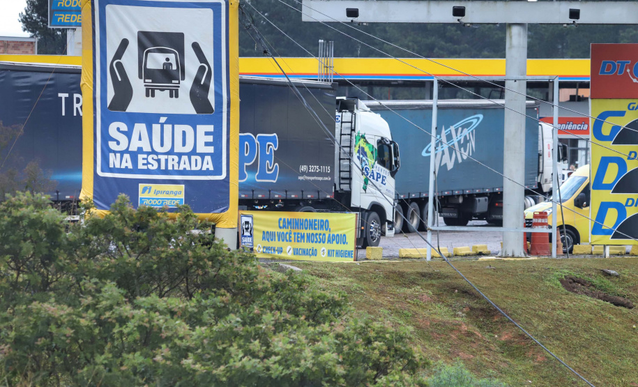 de proteção e prevenção aos profissionais que cortam as rodovias do Paraná garantindo o abastecimento das famílias, inclusive durante a pandemia de coronavírus.  
Foto: José Fernando Ogura/AEN