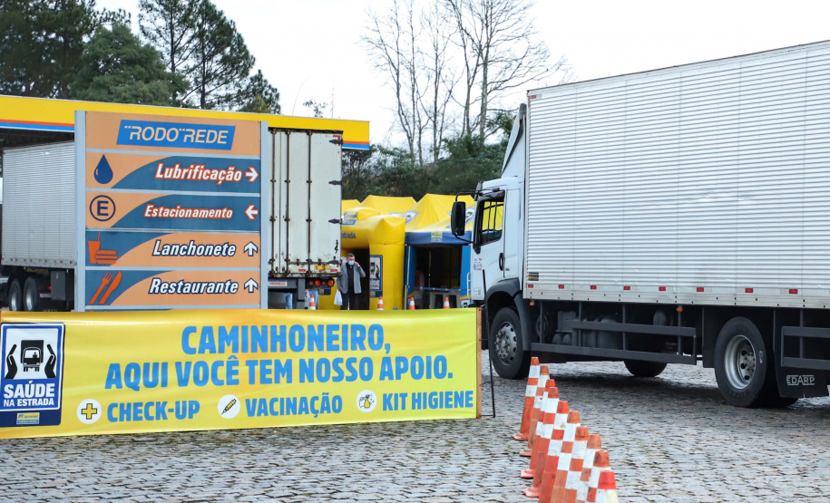de proteção e prevenção aos profissionais que cortam as rodovias do Paraná garantindo o abastecimento das famílias, inclusive durante a pandemia de coronavírus.  
Foto: José Fernando Ogura/AEN
