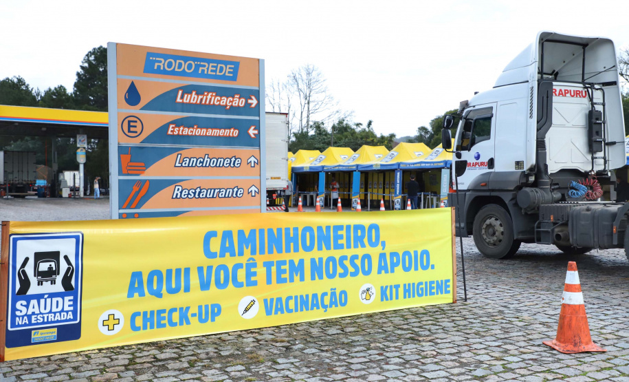 de proteção e prevenção aos profissionais que cortam as rodovias do Paraná garantindo o abastecimento das famílias, inclusive durante a pandemia de coronavírus.  
Foto: José Fernando Ogura/AEN