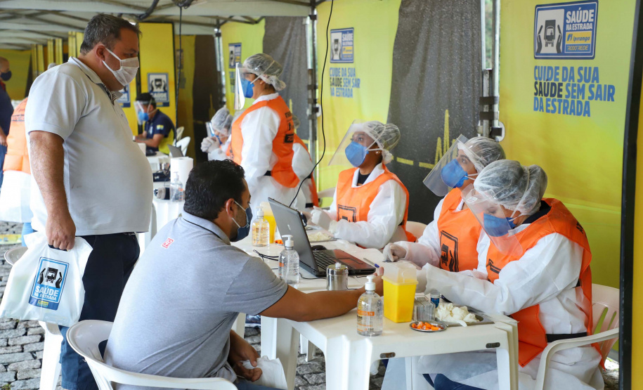 de proteção e prevenção aos profissionais que cortam as rodovias do Paraná garantindo o abastecimento das famílias, inclusive durante a pandemia de coronavírus.  
Foto: José Fernando Ogura/AEN