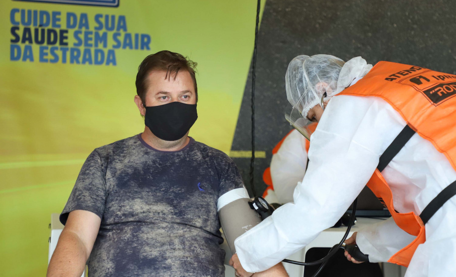 de proteção e prevenção aos profissionais que cortam as rodovias do Paraná garantindo o abastecimento das famílias, inclusive durante a pandemia de coronavírus.  
Foto: José Fernando Ogura/AEN