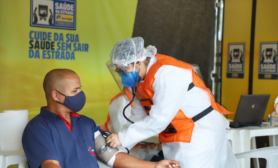 de proteção e prevenção aos profissionais que cortam as rodovias do Paraná garantindo o abastecimento das famílias, inclusive durante a pandemia de coronavírus.  
Foto: José Fernando Ogura/AEN