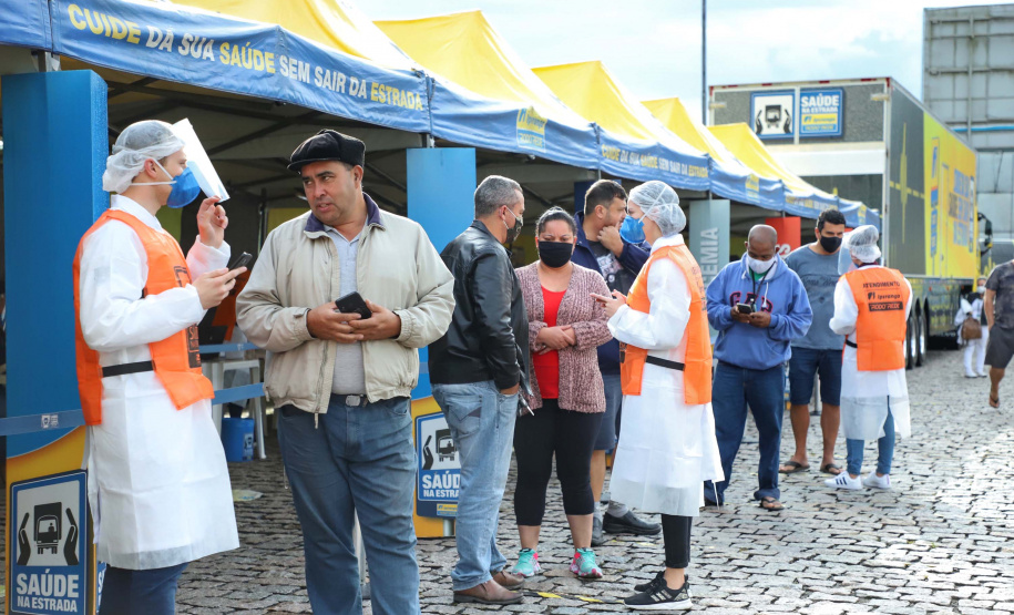 de proteção e prevenção aos profissionais que cortam as rodovias do Paraná garantindo o abastecimento das famílias, inclusive durante a pandemia de coronavírus.  
Foto: José Fernando Ogura/AEN