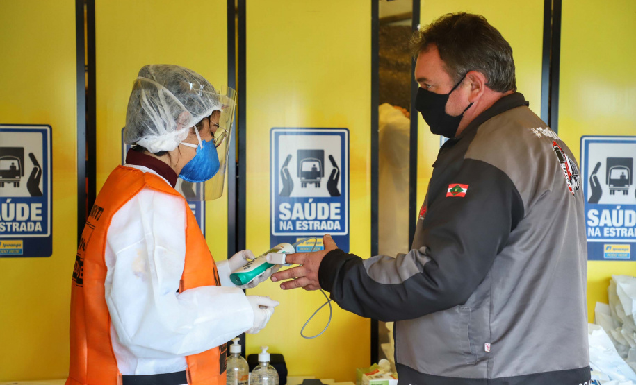 de proteção e prevenção aos profissionais que cortam as rodovias do Paraná garantindo o abastecimento das famílias, inclusive durante a pandemia de coronavírus.  
Foto: José Fernando Ogura/AEN