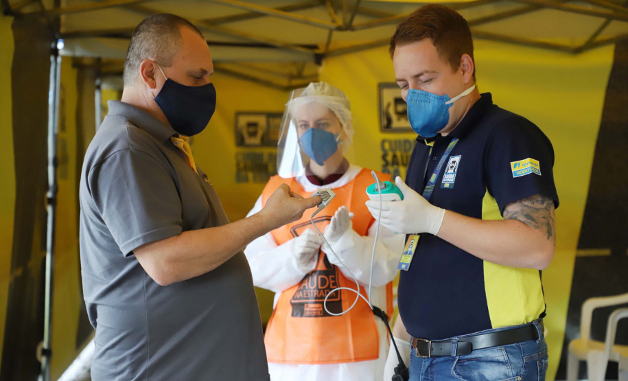 de proteção e prevenção aos profissionais que cortam as rodovias do Paraná garantindo o abastecimento das famílias, inclusive durante a pandemia de coronavírus.  
Foto: José Fernando Ogura/AEN