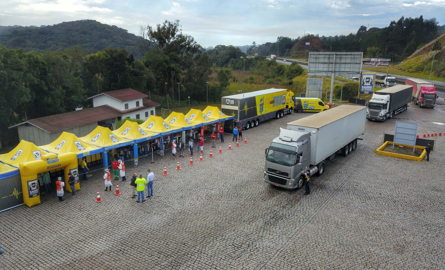 de proteção e prevenção aos profissionais que cortam as rodovias do Paraná garantindo o abastecimento das famílias, inclusive durante a pandemia de coronavírus.  
Foto: José Fernando Ogura/AEN
