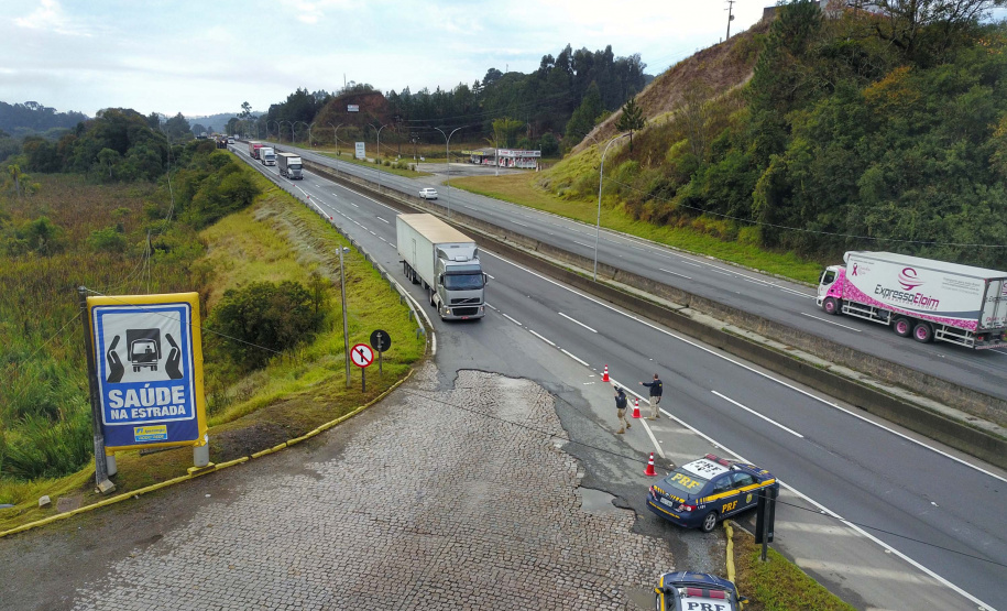 de proteção e prevenção aos profissionais que cortam as rodovias do Paraná garantindo o abastecimento das famílias, inclusive durante a pandemia de coronavírus.  
Foto: José Fernando Ogura/AEN