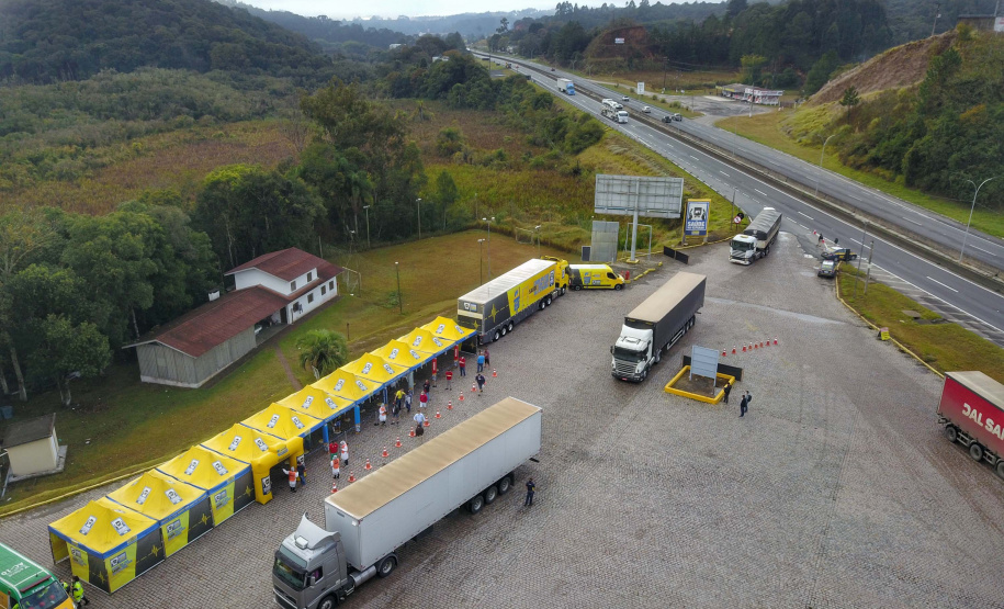 de proteção e prevenção aos profissionais que cortam as rodovias do Paraná garantindo o abastecimento das famílias, inclusive durante a pandemia de coronavírus.  
Foto: José Fernando Ogura/AEN