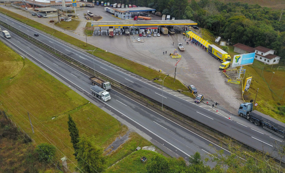 de proteção e prevenção aos profissionais que cortam as rodovias do Paraná garantindo o abastecimento das famílias, inclusive durante a pandemia de coronavírus.  
Foto: José Fernando Ogura/AEN
