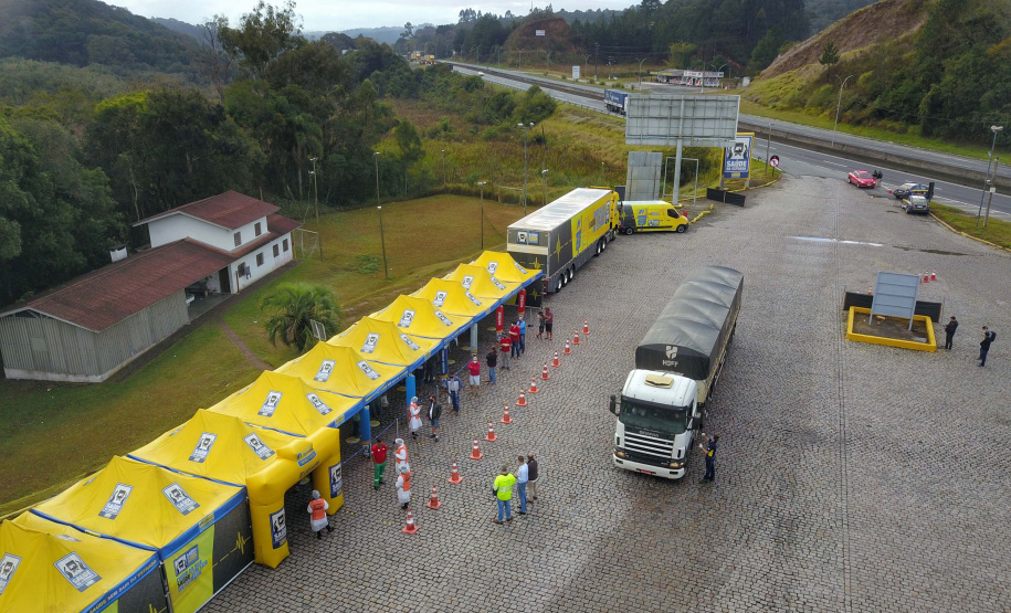 de proteção e prevenção aos profissionais que cortam as rodovias do Paraná garantindo o abastecimento das famílias, inclusive durante a pandemia de coronavírus.  
Foto: José Fernando Ogura/AEN