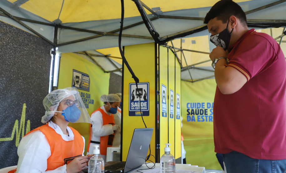 de proteção e prevenção aos profissionais que cortam as rodovias do Paraná garantindo o abastecimento das famílias, inclusive durante a pandemia de coronavírus.  
Foto: José Fernando Ogura/AEN