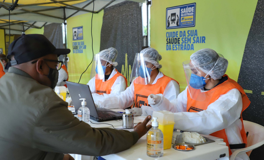 de proteção e prevenção aos profissionais que cortam as rodovias do Paraná garantindo o abastecimento das famílias, inclusive durante a pandemia de coronavírus.  
Foto: José Fernando Ogura/AEN