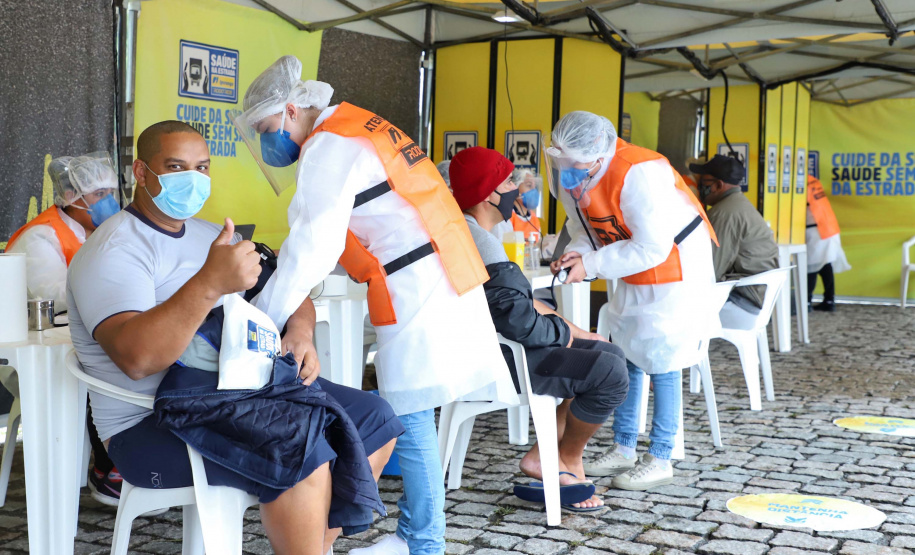 de proteção e prevenção aos profissionais que cortam as rodovias do Paraná garantindo o abastecimento das famílias, inclusive durante a pandemia de coronavírus.  
Foto: José Fernando Ogura/AEN
