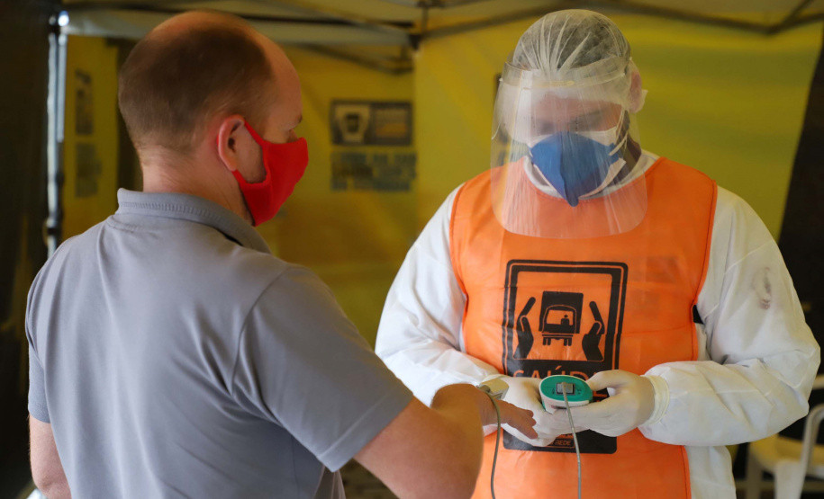 de proteção e prevenção aos profissionais que cortam as rodovias do Paraná garantindo o abastecimento das famílias, inclusive durante a pandemia de coronavírus.  
Foto: José Fernando Ogura/AEN