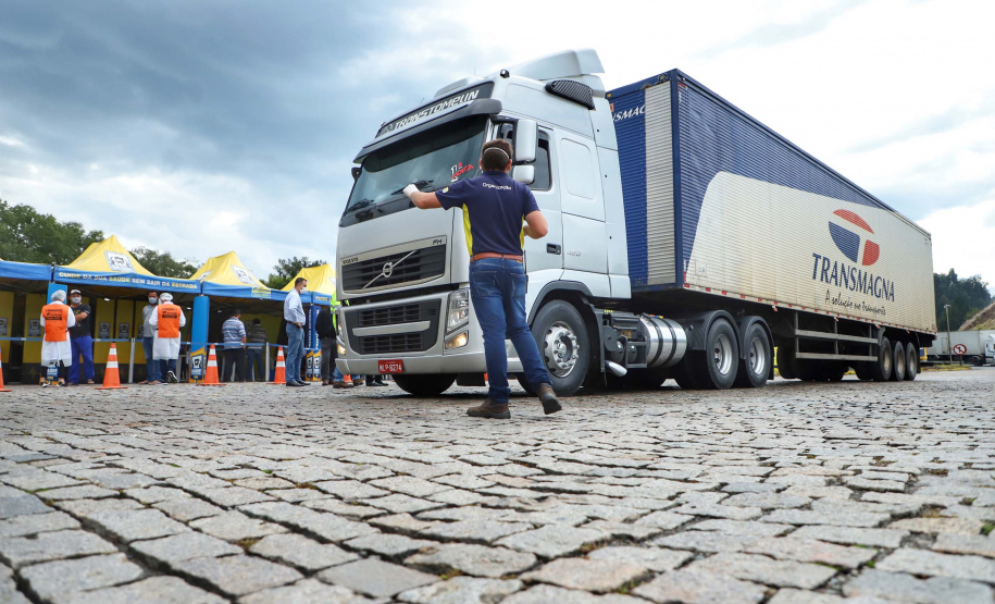 de proteção e prevenção aos profissionais que cortam as rodovias do Paraná garantindo o abastecimento das famílias, inclusive durante a pandemia de coronavírus.  
Foto: José Fernando Ogura/AEN