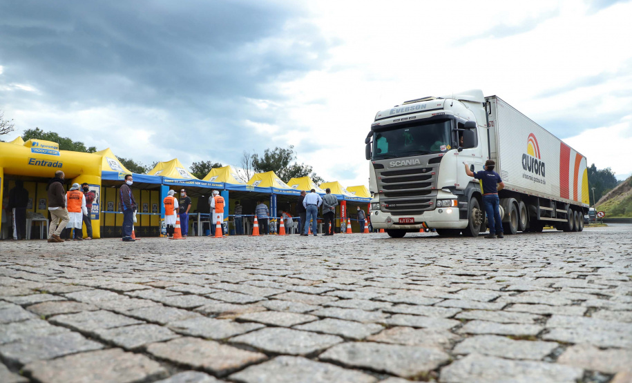 de proteção e prevenção aos profissionais que cortam as rodovias do Paraná garantindo o abastecimento das famílias, inclusive durante a pandemia de coronavírus.  
Foto: José Fernando Ogura/AEN