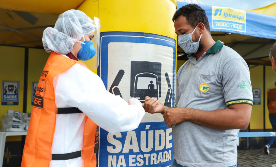 de proteção e prevenção aos profissionais que cortam as rodovias do Paraná garantindo o abastecimento das famílias, inclusive durante a pandemia de coronavírus.  
Foto: José Fernando Ogura/AEN
