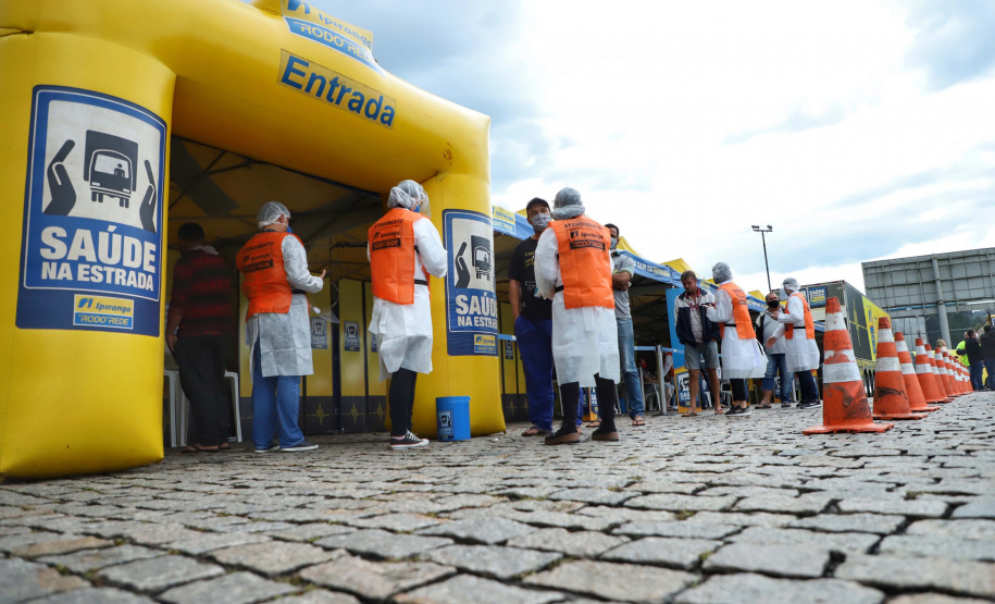 de proteção e prevenção aos profissionais que cortam as rodovias do Paraná garantindo o abastecimento das famílias, inclusive durante a pandemia de coronavírus.  
Foto: José Fernando Ogura/AEN